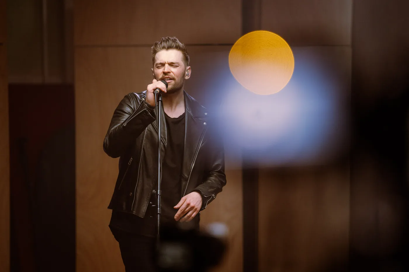 Į virtualią „Muzikos salė | Gyvai“ sceną žengs nuotaikingieji „The Schwings Band“ ir jausmingas Jurijus Veklenko