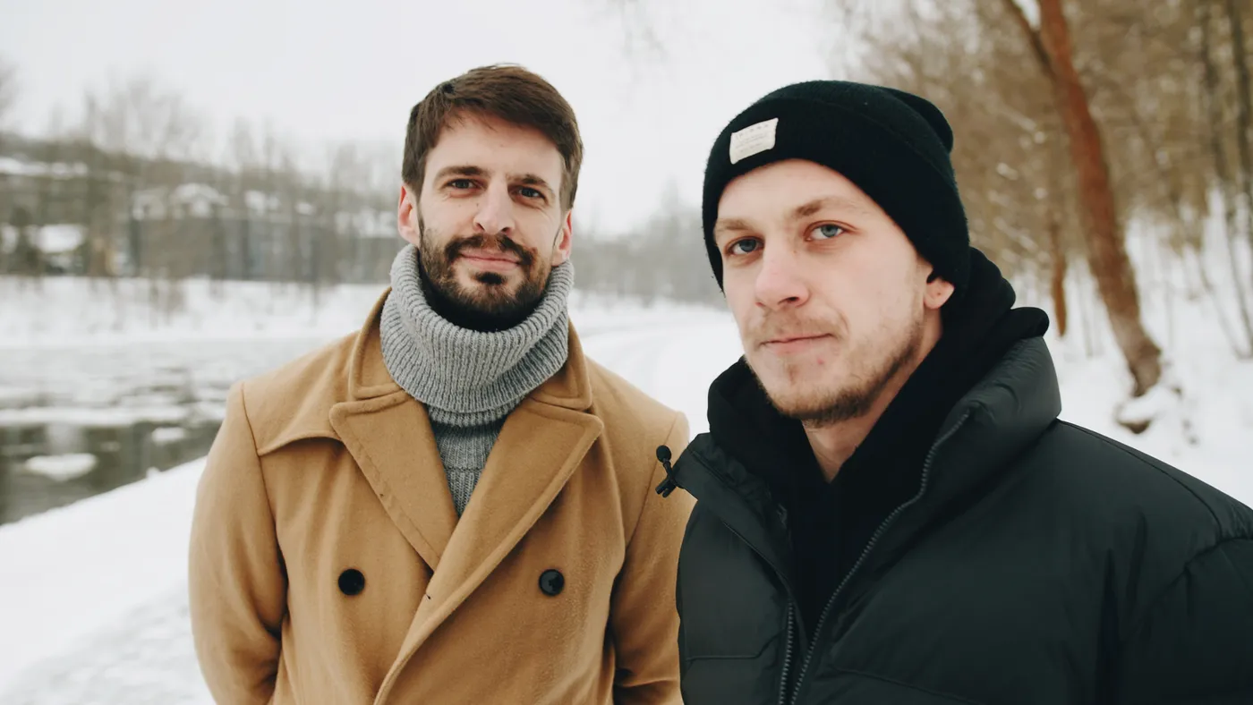 Justinas Jarutis „Muzikos salėje“ ragina nevengti apsikabinimų
