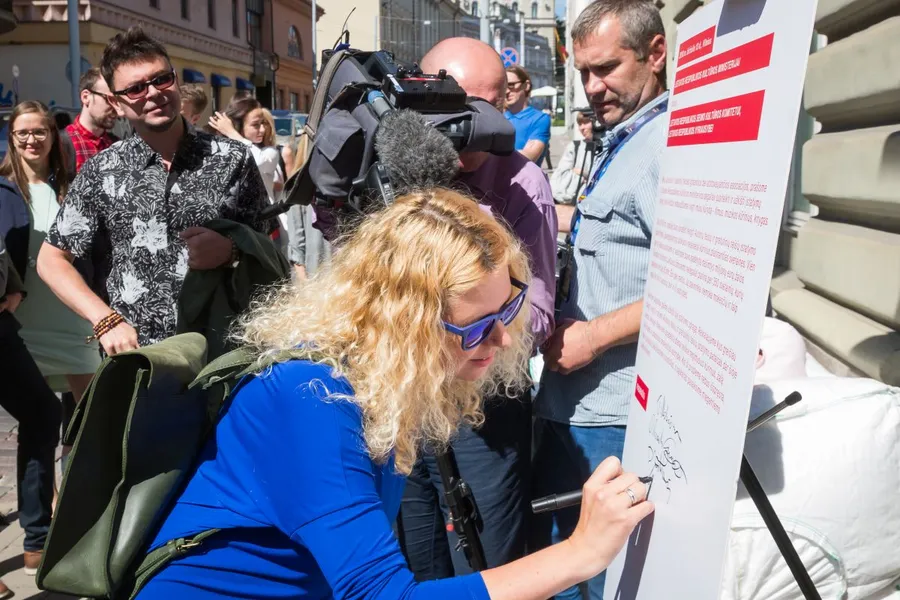 Prie Kultūros ministerijos susirinkę Lietuvos kūrėjai budino miegančius valdininkus