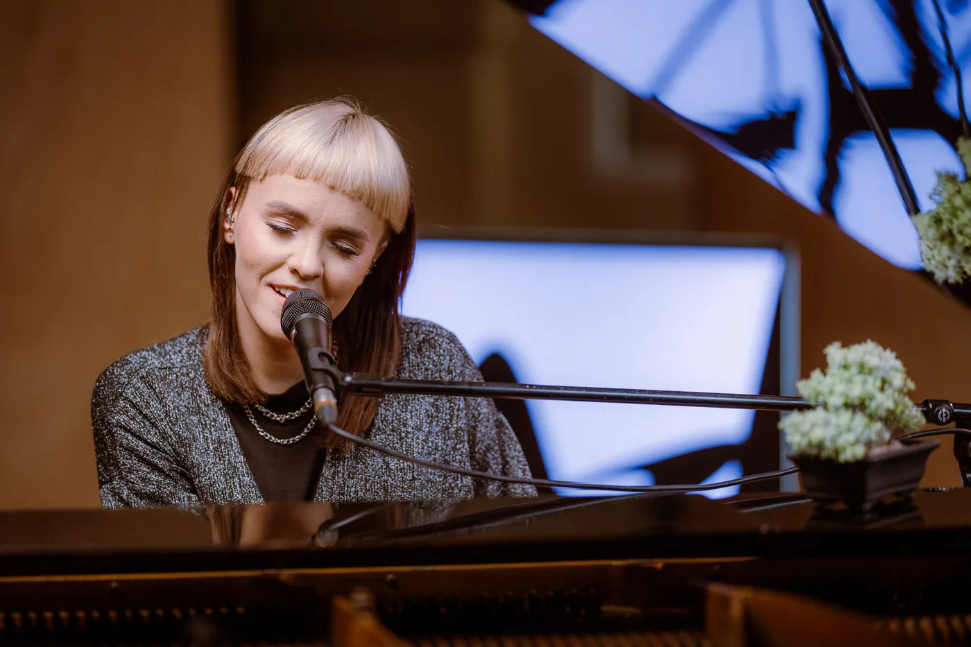 Šią savaitę „Muzikos salė | Gyvai“ scenoje – abejingų nepaliksianti Bjelle ir po trejų metų sugrįžusi grupė „Deeper Upper“