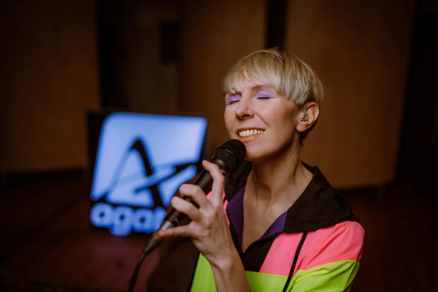 Virtualioje „Muzikos salė | Gyvai“ scenoje: charizmatiškoji atlikėja GIEDRĖ ir nutrūktgalviška grupė „Planeta Polar“