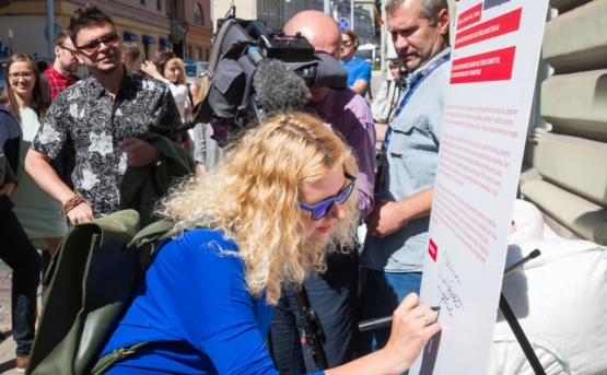 Prie Kultūros ministerijos susirinkę Lietuvos kūrėjai budino miegančius valdininkus