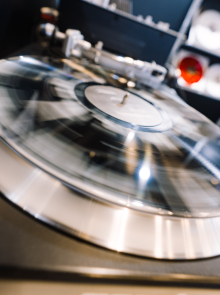 Pasaulinės muzikos kompanijos brėžia ribas DI muzikai: kokie kūriniai galėtų patekti į topus?
